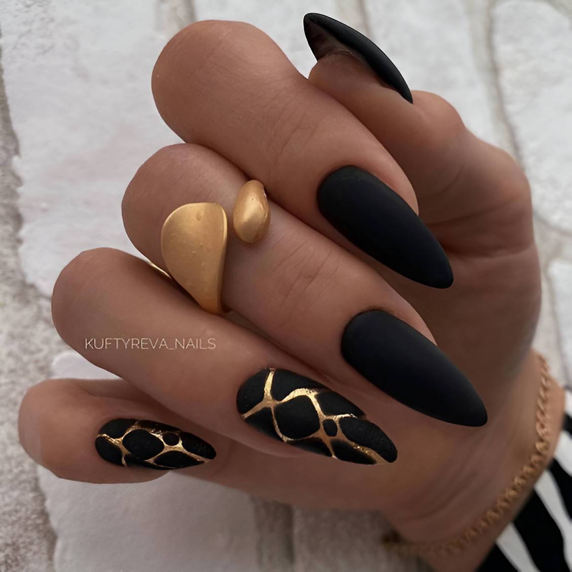 30 Classy Black Nail Designs To Glam You Up - 211