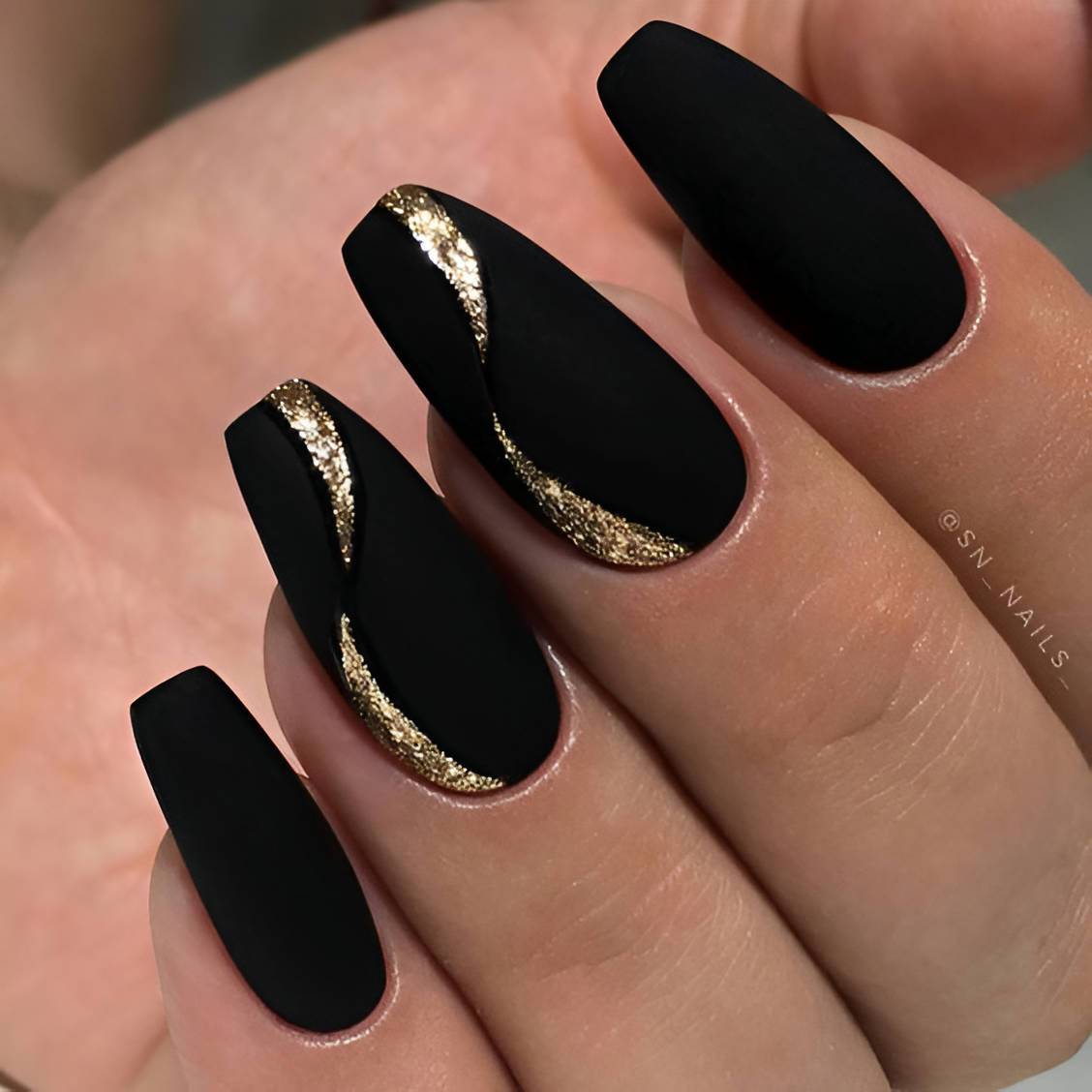 30 Classy Black Nail Designs To Glam You Up - 195