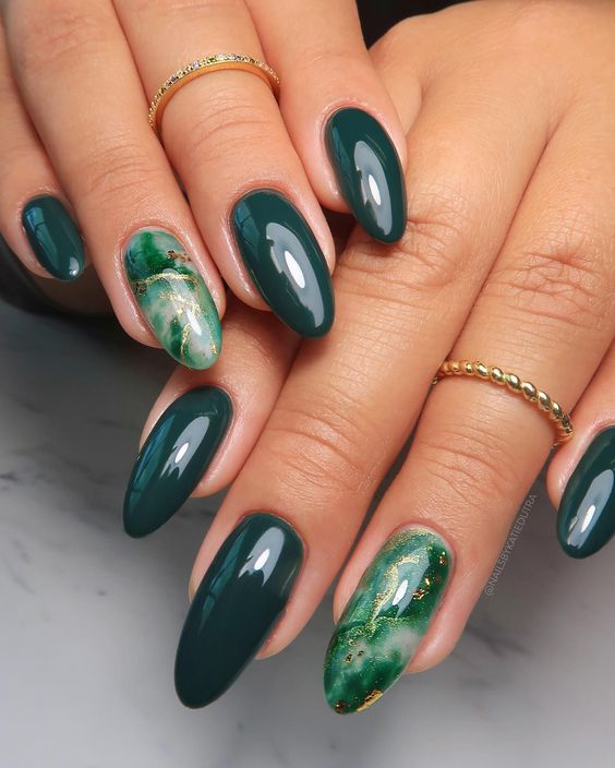 In this article we have curated a collection of over twenty gorgeous ideas for green acrylic nails that are both beautiful but also timeless, making them a great design option for any nail length.