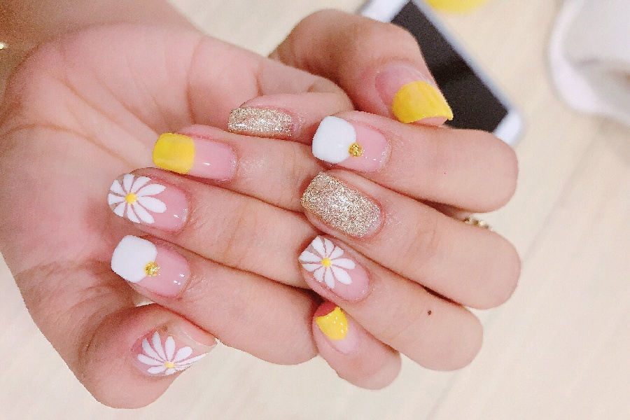 Summer nail designs make her beautiful SHINee whether going to work or going out