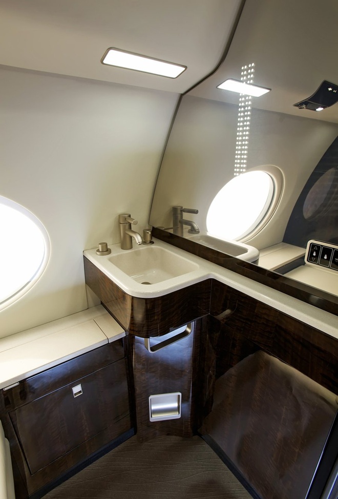 Inside Ronaldo's Exclusive Private Jet: A Glimpse into the Epitome of Skyborne Luxury 9