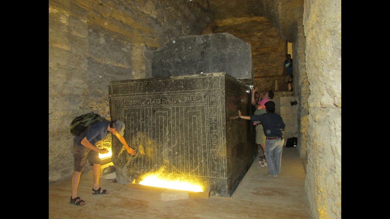 The mystery of the giant coffin of Saqqara Serapeum temple in Egypt - Photo 1.
