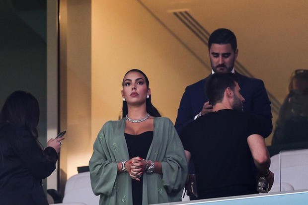 Girlfriend wore .2 million in jewelry to the stadium to cheer on the day Ronaldo sat on the bench - Photo 2.