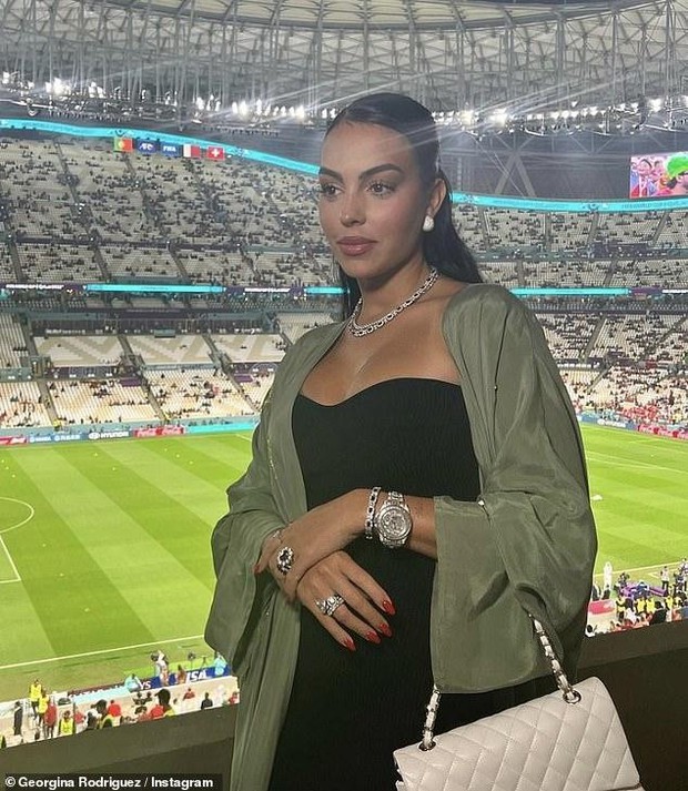 Girlfriend wore .2 million in jewelry to the stadium to cheer on the day Ronaldo sat on the bench - Photo 1.