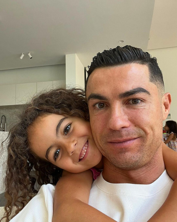 Ronaldo's Heartwarming Birthday Post for Little Angel Draws 11 Million Hearts; Netizens Share a Unified Reaction to the Touching Father-Son Photo 3