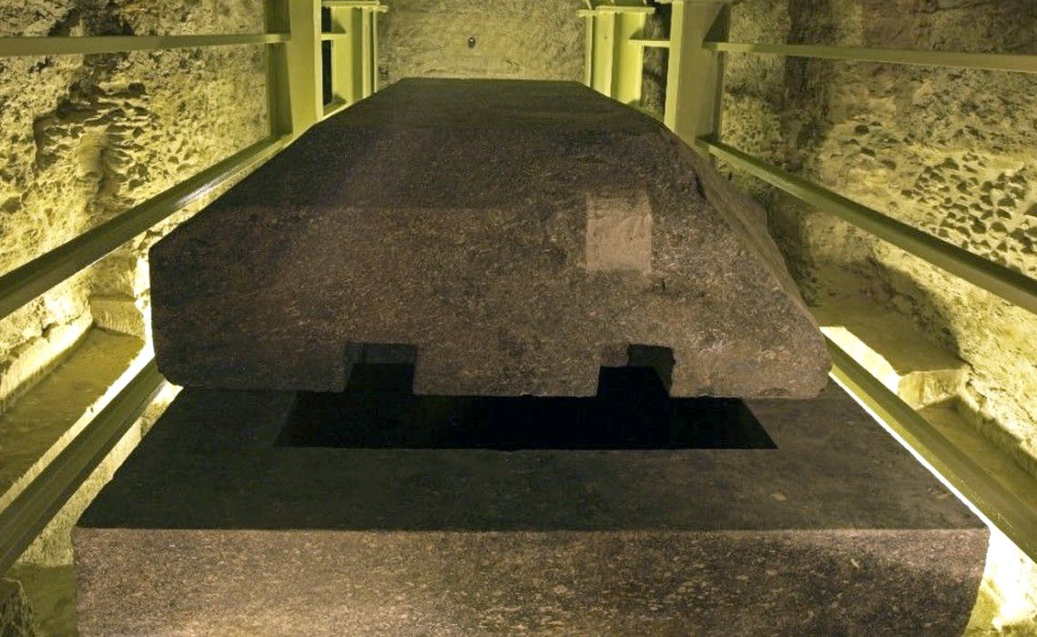 The mystery of the giant coffin of Saqqara Serapeum temple in Egypt - Photo 4.