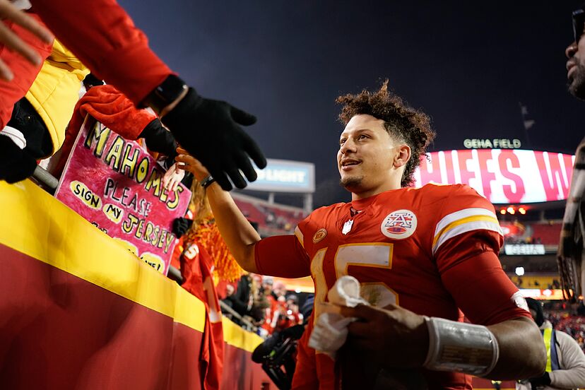 Patrick Mahomes makes a young fan's dreams come true with heroic on field  gesture | Marca