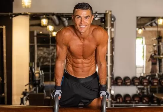 5 Potret Tubuh Berotot Ronaldo di Umur 37 Tahun, Body Goals Atlet - Akurat