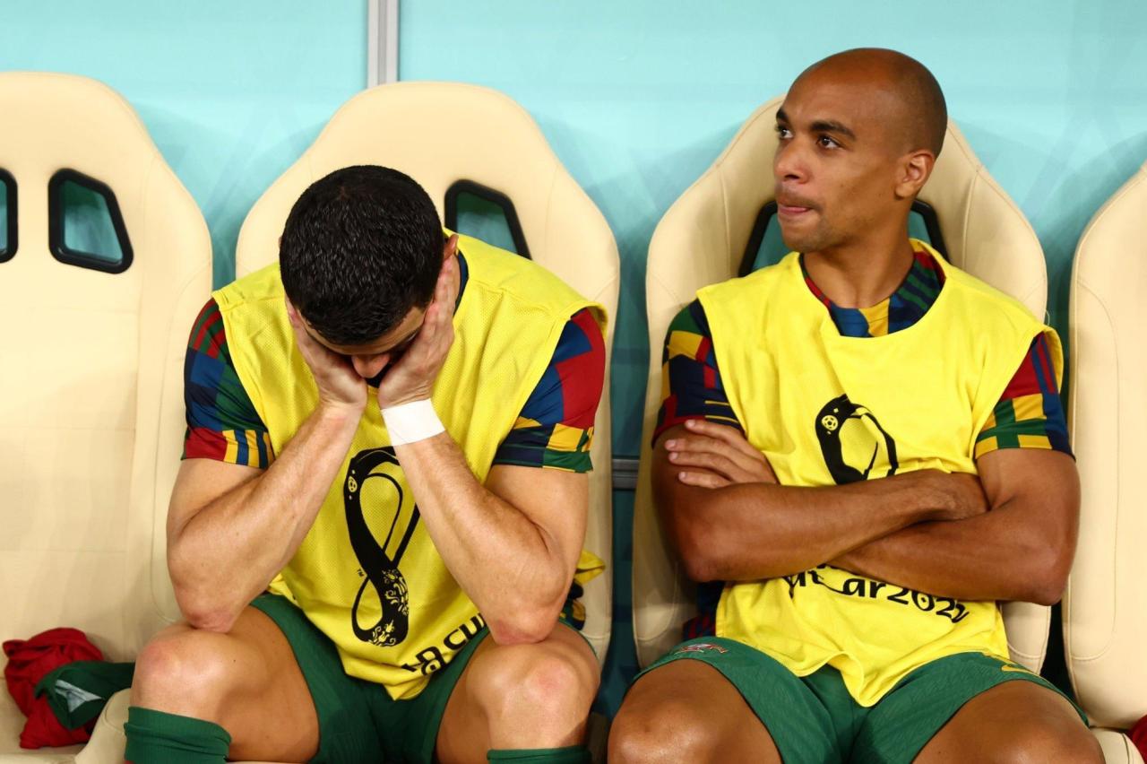 50 sắc thái của Ronaldo khi ngồi dự bị: Buồn bã, chua chát, giận dữ và cả  cô đơn, sau đó bỏ về sớm