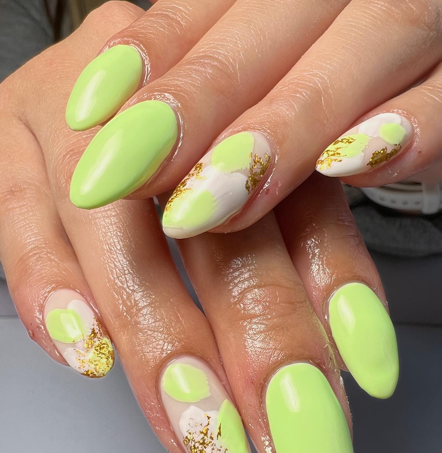Have you seen a green color that go with gold so well? Here is a great example for that. Do you want to try this combo?
