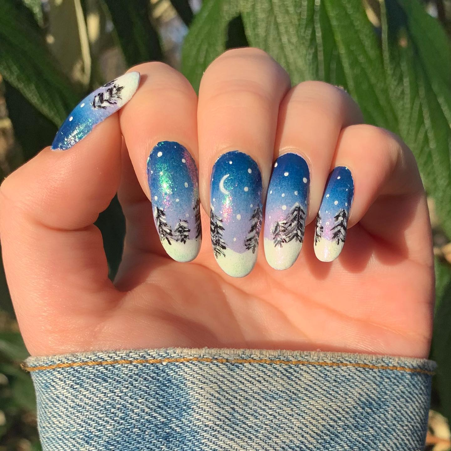 Here is an another winter landscape with trees, moon and snow. This nail art shows a different period of time, which is night. Dark blue effect gives this impression and it is simply amazing.