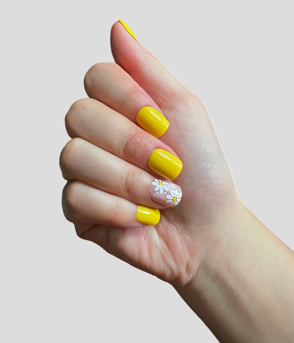 How about having a daisy accent nail on your right finger? The yellow color looks great with this accent nail, too.