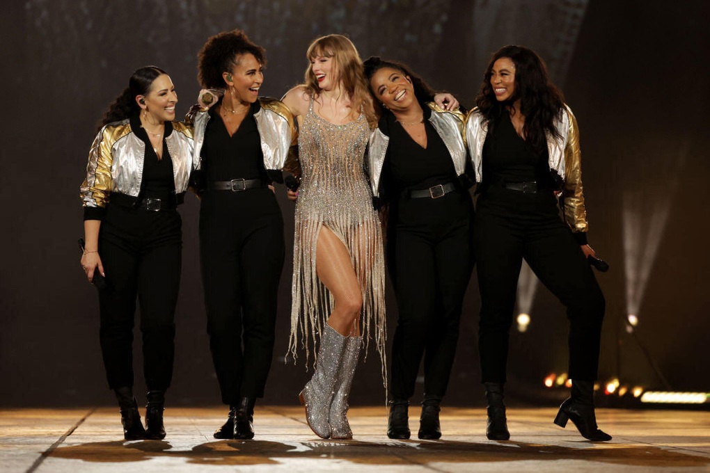 Biểu diễn ở Singapore, Taylor Swift chọn diện đồ của các nhà mốt danh tiếng - 3