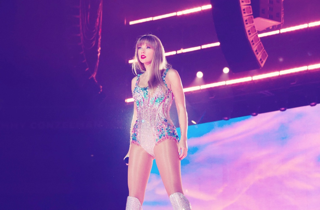 Biểu diễn ở Singapore, Taylor Swift chọn diện đồ của các nhà mốt danh tiếng - 4