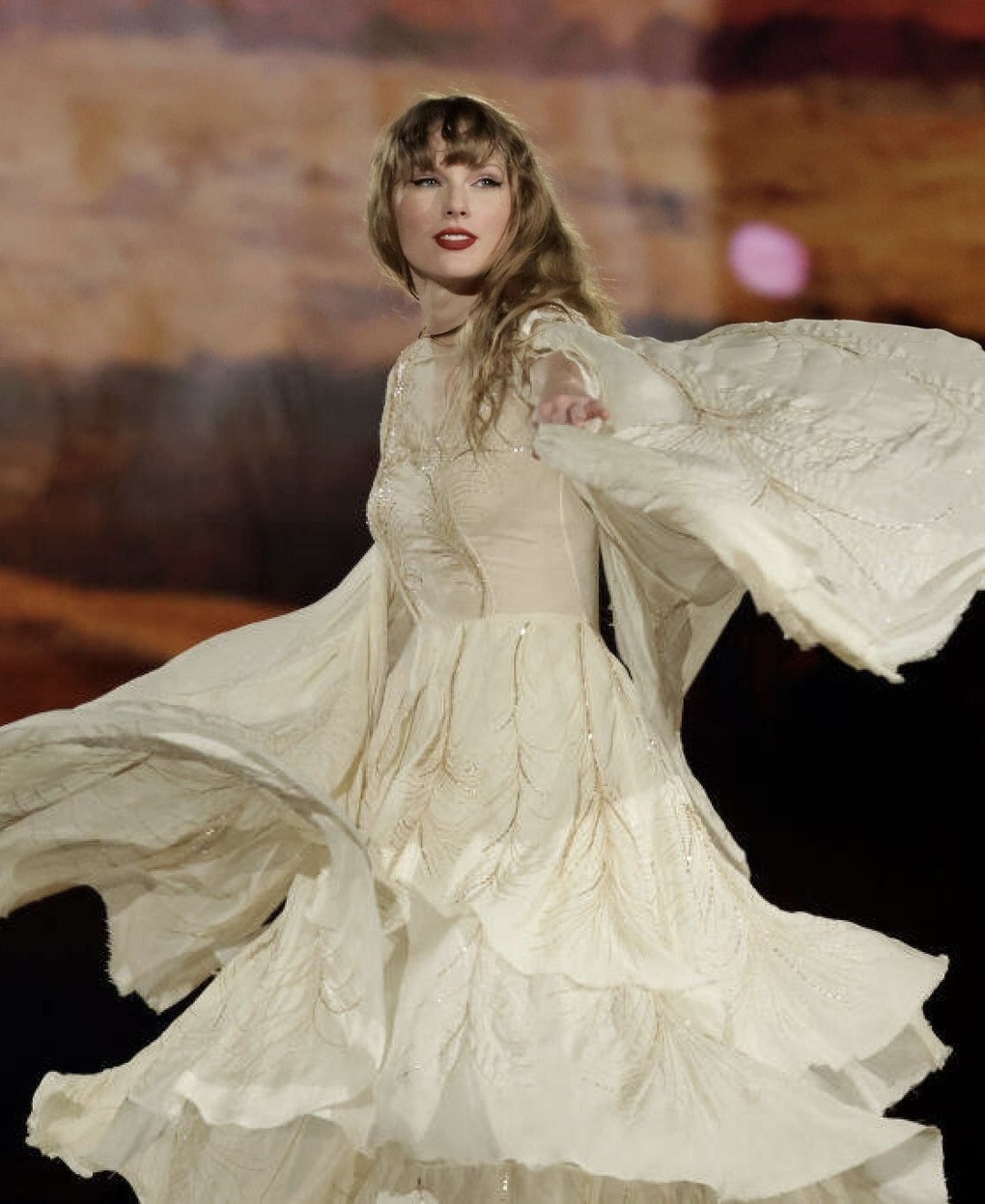 Biểu diễn ở Singapore, Taylor Swift chọn diện đồ của các nhà mốt danh tiếng - 6