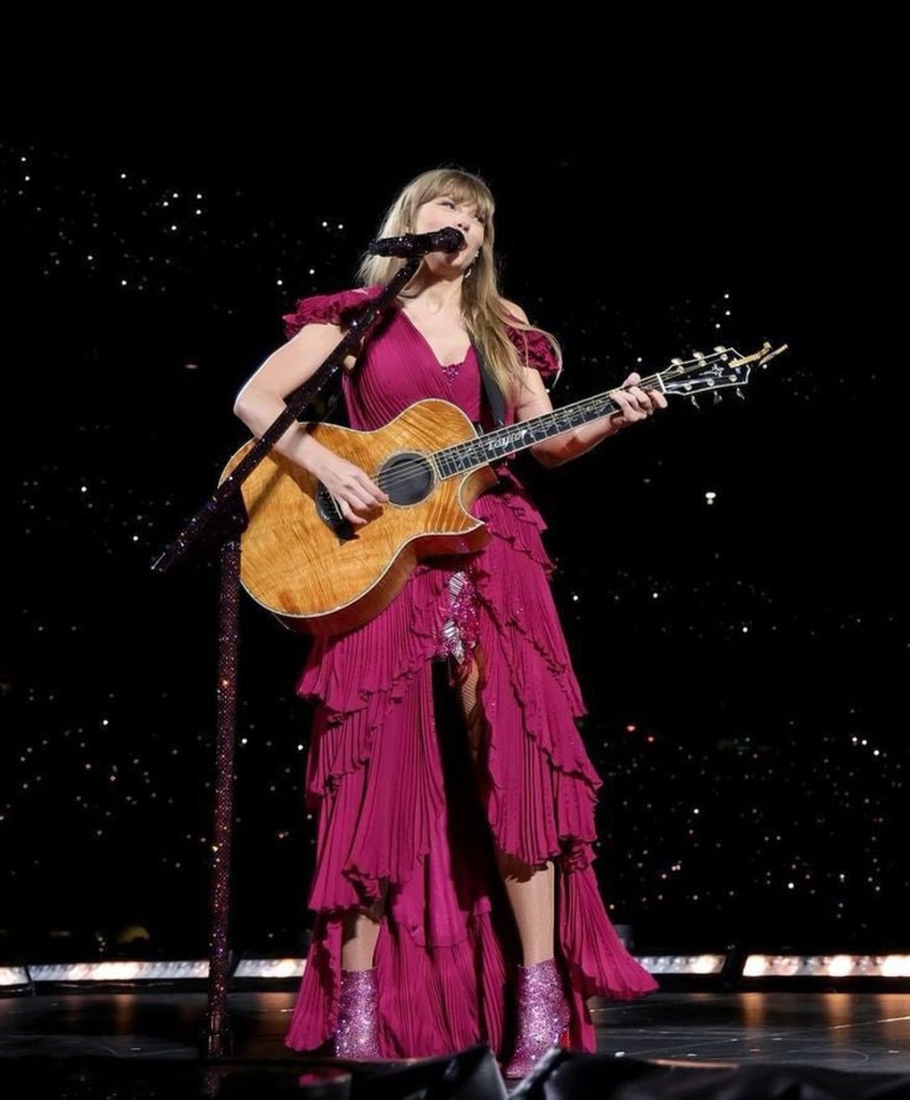 Biểu diễn ở Singapore, Taylor Swift chọn diện đồ của các nhà mốt danh tiếng - 8