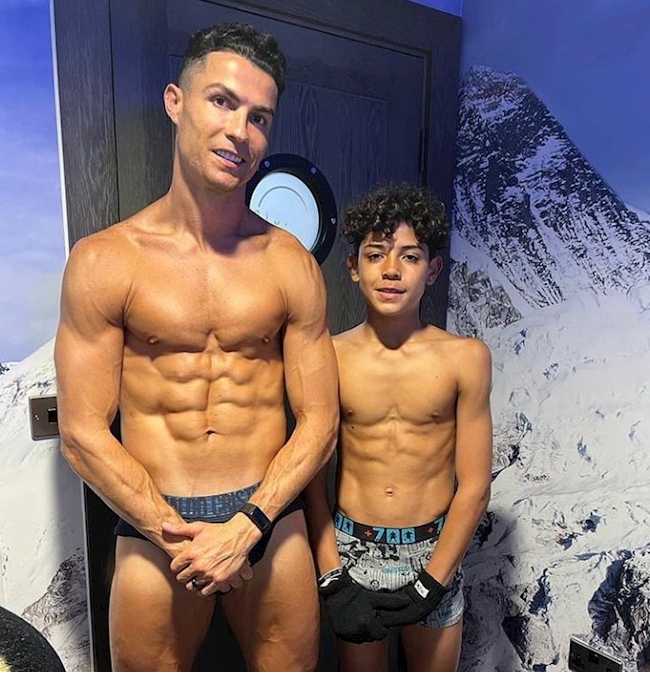 Cristiano Ronaldo và con trai khoe Body 6 múi