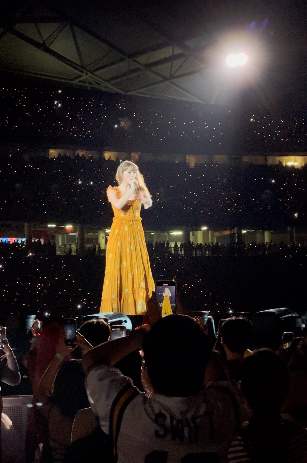 Biểu diễn ở Singapore, Taylor Swift chọn diện đồ của các nhà mốt danh tiếng - 9