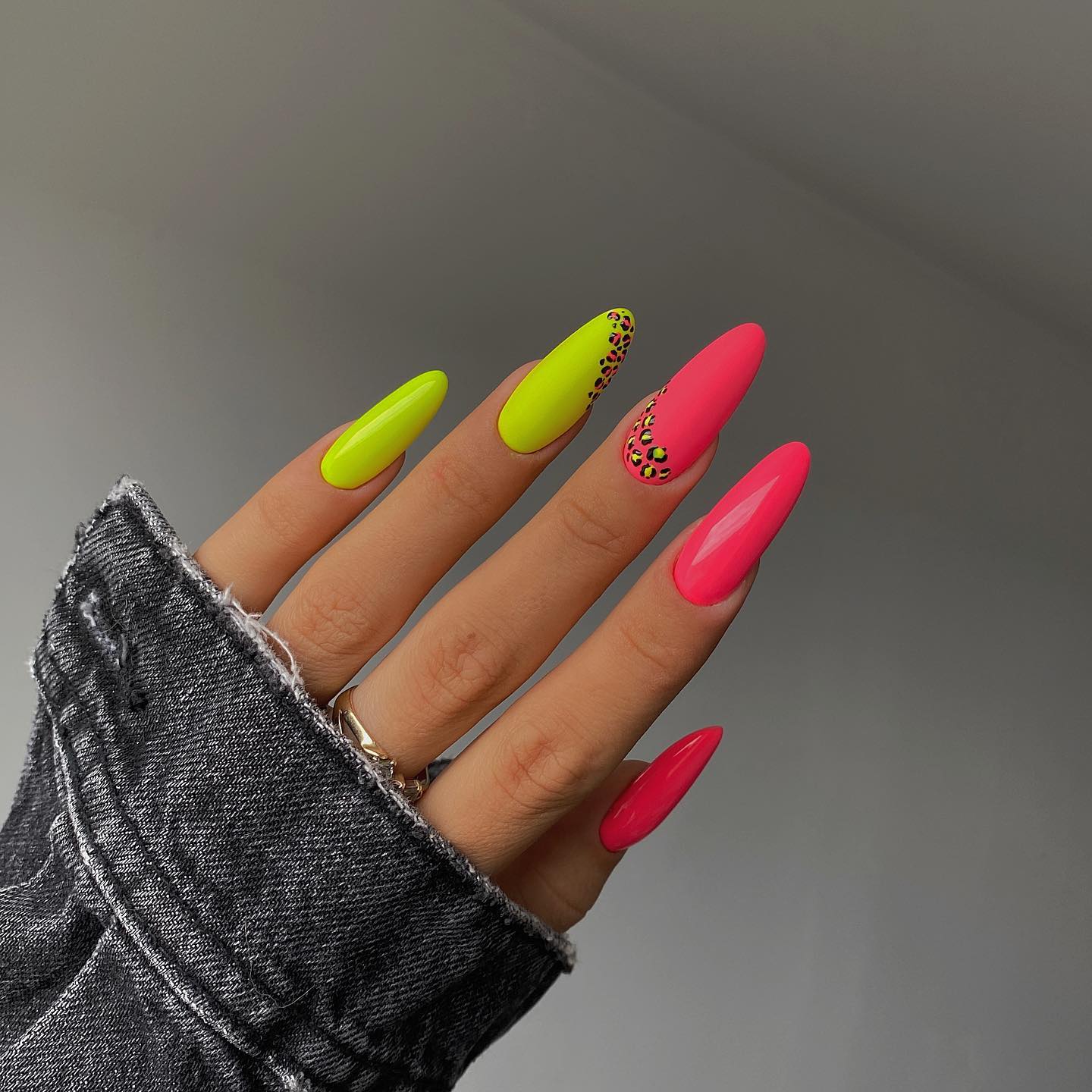 To feel the summer vibe, yellow and pink neon colors are the best! As you see, shiny and matte nail polishes are used in one nail design. A little bit of leopard prints are cute to add.