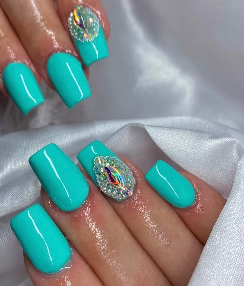 How about wearing a turquoise neon nail polish for your long square nails? If it is not enough for you, you can use a super-shiny stone on your right fingers.