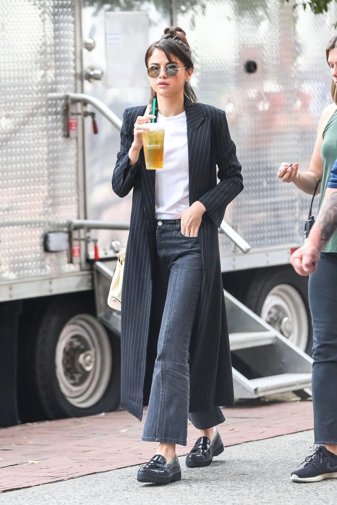 3 mẫu quần jeans tôn dáng làm nên phong cách sành điệu của Selena Gomez - Ảnh 3.