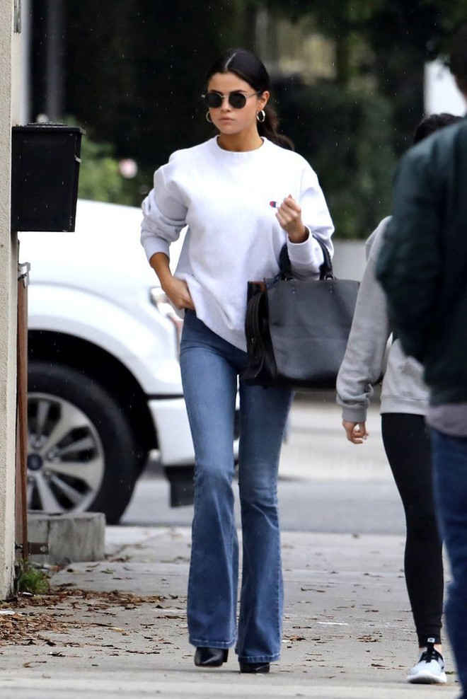3 mẫu quần jeans tôn dáng làm nên phong cách sành điệu của Selena Gomez - Ảnh 3.