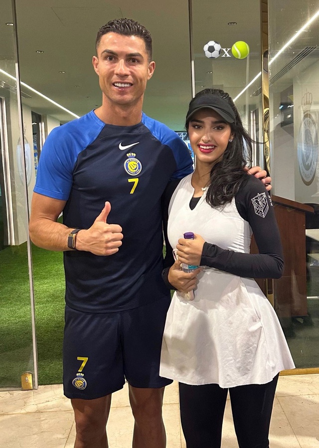 Mỹ nhân gây sốt với tấm hình chụp chung với Ronaldo, fan trầm trồ khi biết danh tính cô nàng - Ảnh 1.