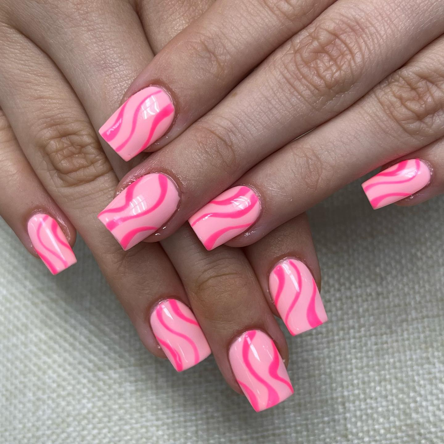 The combination of thin and thick dark pink swirls will take your nails to a new level. Try this out if you like pink color.