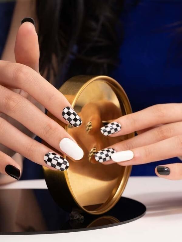 White and Gold Nail Designs