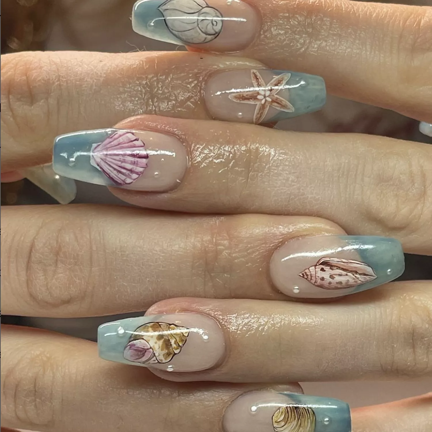 nail art with seashells, starfish and tiny pearls 