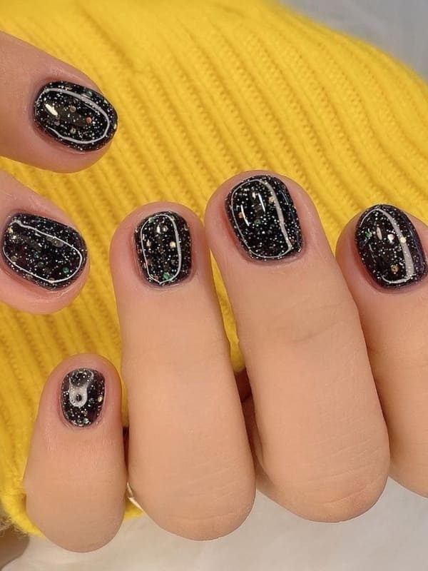 Korean black nails: shimmery black