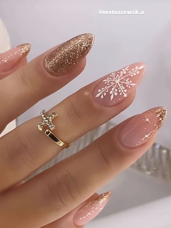 classy gold nails: snowflake 