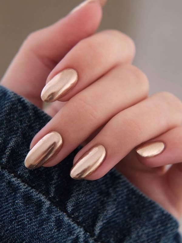 classy gold nails: chrome 