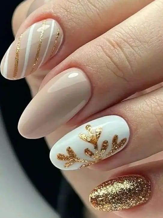 classy gold nails: snowflake 