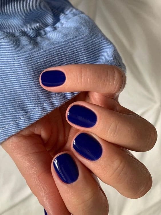 Korean dark blue nails: solid color