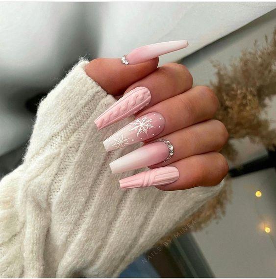 Nail vẽ nổi cùng hình bông tuyết trắng