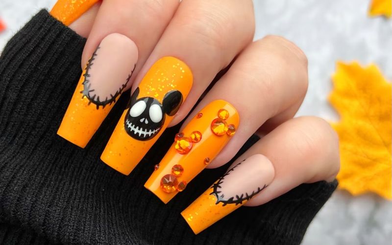 Mùa Halloween thì không thể thiếu những bộ nail với tone màu cam - vàng chủ đạo