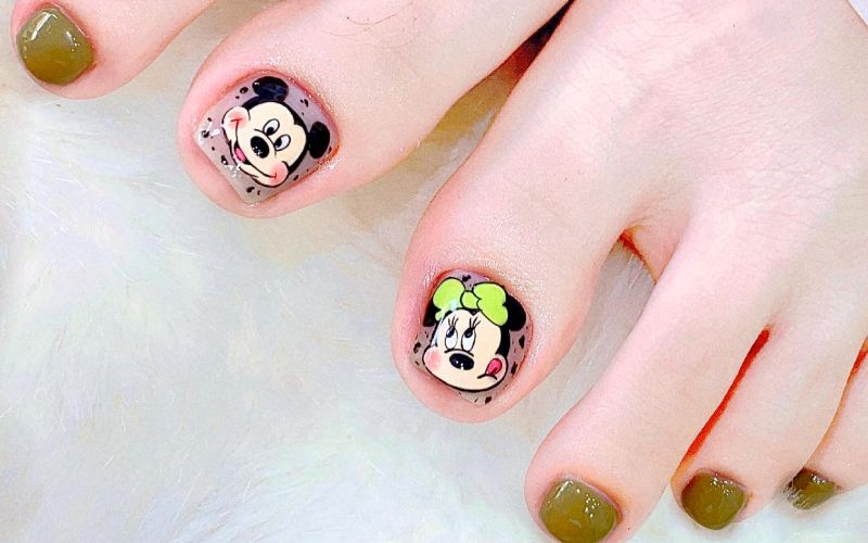 Hoặc bạn cũng có thể thử kiểu nail Mickey cho đôi chân như thế này