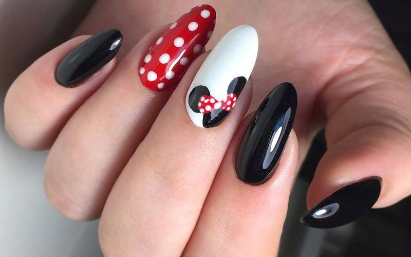 Lấy cảm hứng từ hình ảnh chuột Mickey sáng tạo ra bộ nail với 3 gam màu chủ đạo là đen, đỏ, trắng cá tính