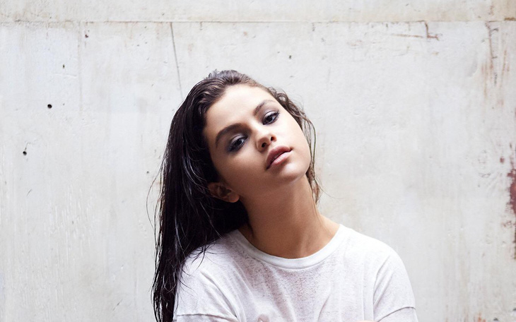 Selena Gomez và hình ảnh cô phù thủy trưởng thành tuổi 26