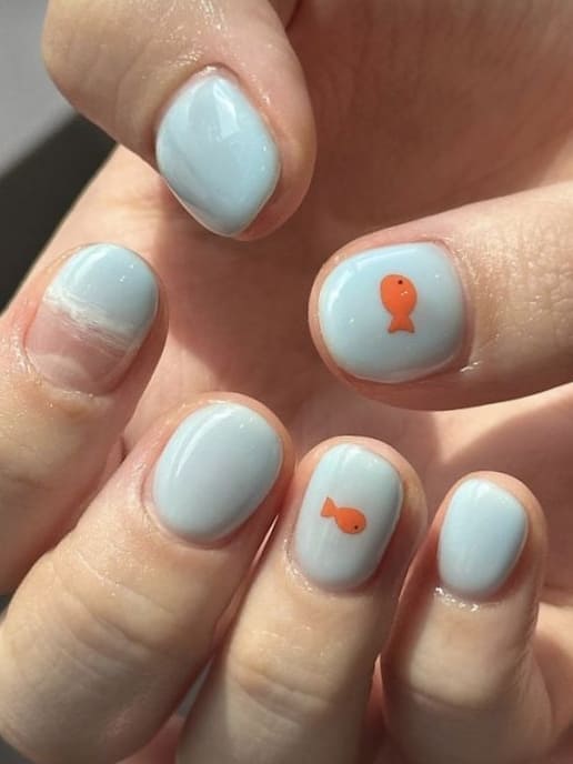 short summer nails: a fish accent