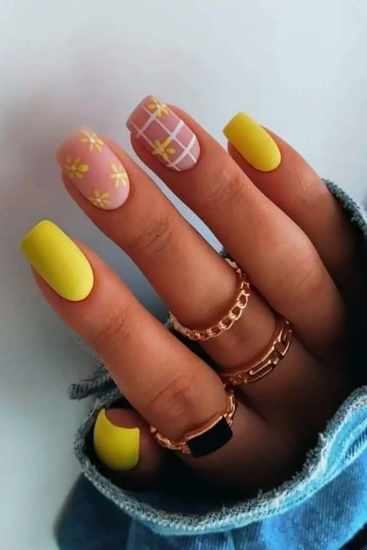 This set combines matte yellow nails with two accent nails in pink featuring delicate yellow flowers and a grid pattern. The cheerful design embodies the freshness and bloom of summer.