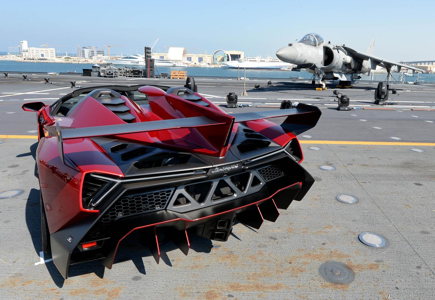 The rear of the Veneno Roadster has a diffuser framing the four exhaust pipes that are divided by a splitter