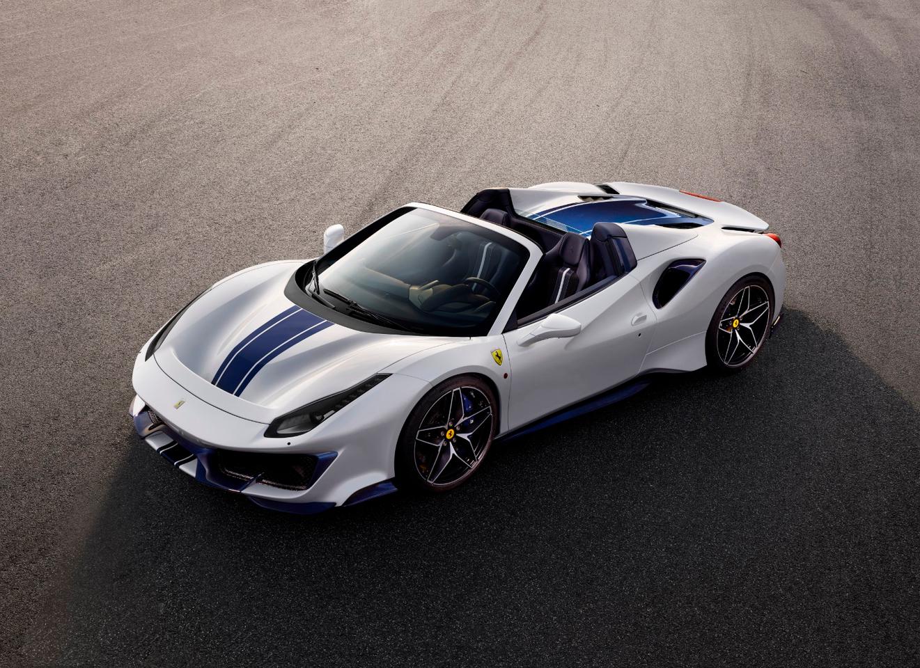 The 488 Pista Spider's 3902cc twin-turbo V8 makes 720 hp (537 kW)