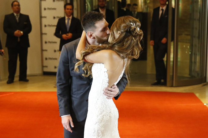 Why does Lionel Messi refuse to touch any woman except his wife?  - Photo 2.