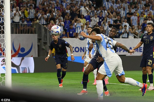 A headed goal from Lisandro Martinez (25) was all that was required of La Albiceleste