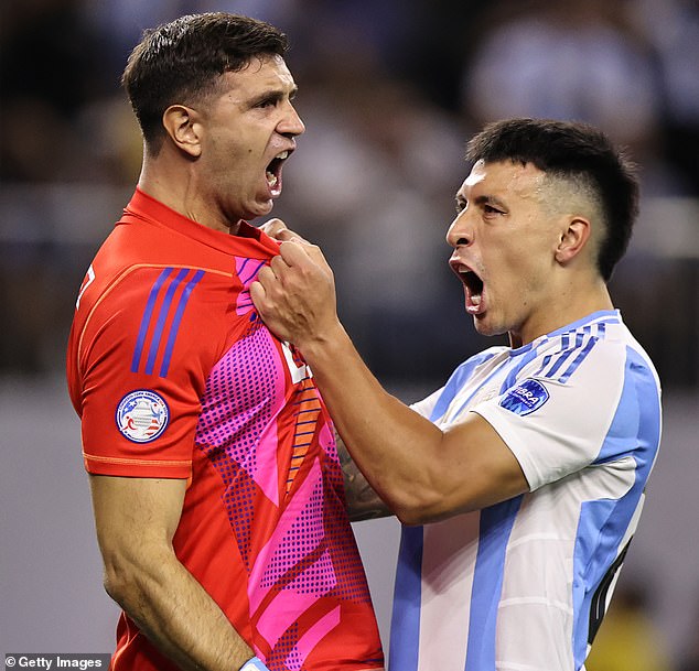 Emiliano Martinez (L) and Lisandro Martinez (R) celebrate after a missed penalty from Ecuador