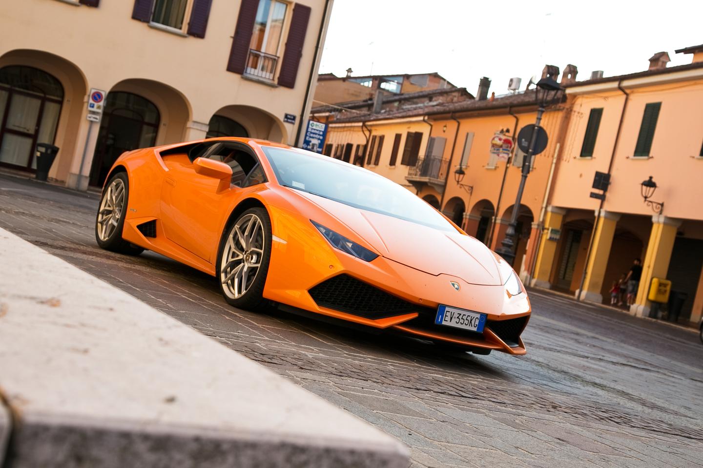 Given the car’s top speed of 325 km/h (201 mph) and a 0-100 km/h (62 mph) time of only 3.2 seconds one could easily find themselves harvesting Italian wheat in the fields without much difficulty (Photo: Angus MacKenzie/Gizmag.com)