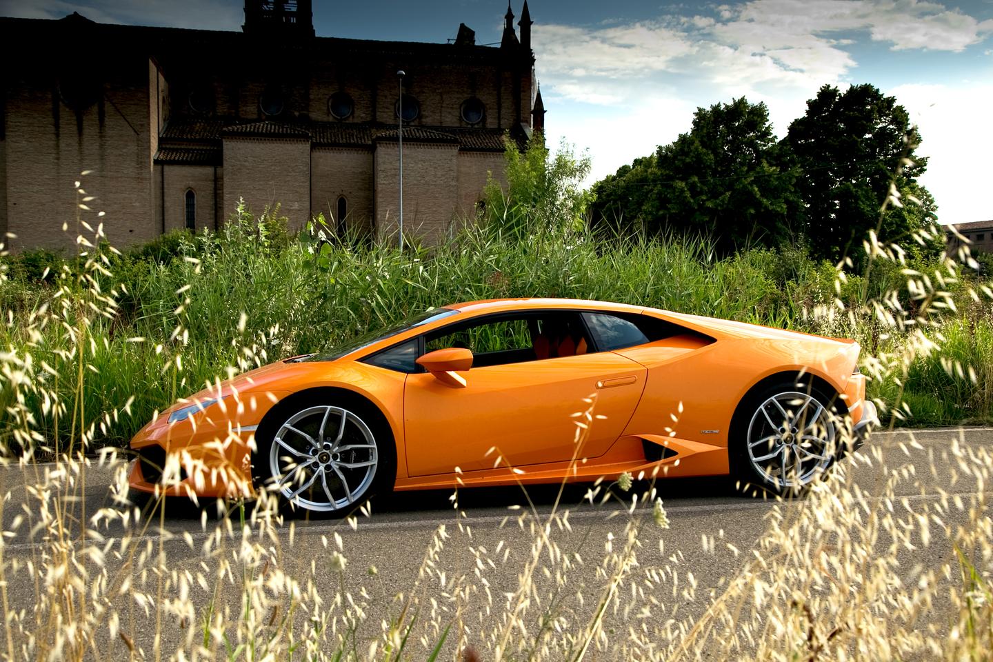 Unlike the tractors that Ferruccio Lamborghini built his success on, the Huracán is best kept between the wheat and Italian grasslands (Photo: Angus MacKenzie/Gizmag.com)