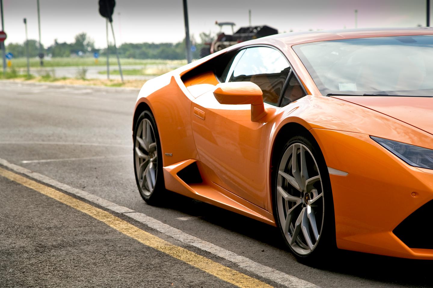 The Huracán and its fresh dynamic styling make the outgoing Gallardo look almost rudimentary and boxy in comparison, almost Lego-esque as it were (Photo: Angus MacKenzie/Gizmag.com)